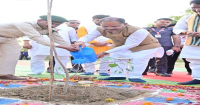 मुख्यमंत्री साय ने एक पेड़ मां के नाम अभियान के तहत किया पीपल का पौधारोपण