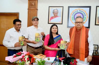 कहानी-संग्रह 'माटी के पंख' छ.ग. के विधानसभा अध्यक्ष डॉ रमन सिंह को भेंट किया गया कहानी-संग्रह 'माटी के पंख' छ.ग. के विधानसभा अध्यक्ष डॉ रमन सिंह को भेंट किया गया
