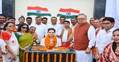 विधानसभा अध्यक्ष डॉ. रमन सिंह ने किया छत्तीसगढ़ महतारी और शहीद खोण्डे की प्रतिमा का अनावरण…. विधानसभा अध्यक्ष डॉ. रमन सिंह ने किया छत्तीसगढ़ महतारी और शहीद खोण्डे की प्रतिमा का अनावरण….