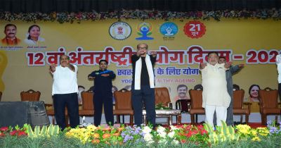 रायपुर कृषि विश्वविद्यालय में राज्यपाल डेका, विधायक और कलेक्टर ने किया योग