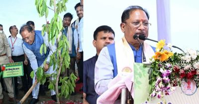 सीएम साय ने खिलाड़ियों का बढ़ाया उत्साह: 2036 पौधों के रोपण से ओलंपिक मेजबानी के संकल्प को दी नई ऊर्जा