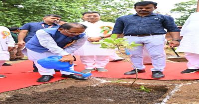 मातृशक्ति एवं प्रकृति के प्रति श्रद्धा का अनुपम संगमः मुख्यमंत्री विष्णु देव साय ने ’’राम वाटिका’’ में किया रुद्राक्ष का पौधारोपण मातृशक्ति एवं प्रकृति के प्रति श्रद्धा का अनुपम संगमः मुख्यमंत्री विष्णु देव साय ने ’’राम वाटिका’’ में किया रुद्राक्ष का पौधारोपण