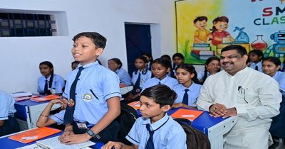 शाला प्रवेशोत्सव: शिक्षा मंत्री गजेन्द्र यादव ने बच्चों संग बैठकर सिखाया पहाड़ा, स्मार्ट क्लास का किया लोकार्पण शाला प्रवेशोत्सव: शिक्षा मंत्री गजेन्द्र यादव ने बच्चों संग बैठकर सिखाया पहाड़ा, स्मार्ट क्लास का किया लोकार्पण