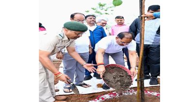 मुख्यमंत्री विष्णु देव साय ने एक पेड़ माँ के नाम अभियान के तहत किया पौधारोपण मुख्यमंत्री विष्णु देव साय ने एक पेड़ माँ के नाम अभियान के तहत किया पौधारोपण