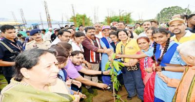 जन्मदिन पर डिप्टी सीएम शर्मा ने लगाया हरियाली का संकल्प, मेडिकल कॉलेज परिसर में हुआ बड़ा वृक्षारोपण अभियान जन्मदिन पर डिप्टी सीएम शर्मा ने लगाया हरियाली का संकल्प, मेडिकल कॉलेज परिसर में हुआ बड़ा वृक्षारोपण अभियान