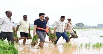 “माटी से मेरा रिश्ता कल भी था, आज भी है…” खेत में रोपा लगाते दिखे मंत्री टंक राम वर्मा “माटी से मेरा रिश्ता कल भी था, आज भी है…” खेत में रोपा लगाते दिखे मंत्री टंक राम वर्मा