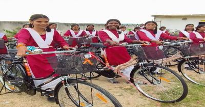 अब नहीं थकेंगे बेटियों के कदम: सरस्वती साइकिल योजना ने दी सपनों को नई रफ्तार, 120 बेटियों को मिली निशुल्क साइकिल अब नहीं थकेंगे बेटियों के कदम: सरस्वती साइकिल योजना ने दी सपनों को नई रफ्तार, 120 बेटियों को मिली निशुल्क साइकिल