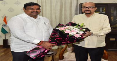 राज्यपाल रमेन डेका से स्कूल शिक्षा मंत्री गजेंद्र यादव ने सौजन्य भेंट की राज्यपाल रमेन डेका से स्कूल शिक्षा मंत्री गजेंद्र यादव ने सौजन्य भेंट की