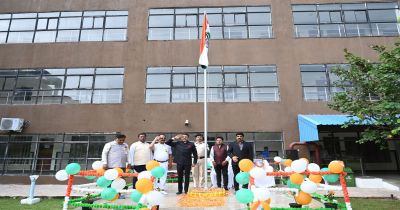 इंद्रावती भवन में आयुक्त नगर तथा ग्राम निवेश अवनीश शरण ने किया ध्वजारोहण
