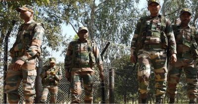 CG &ndash; बीमार ग्रामीण के लिए देवदूत बने DRG जवान, कंधे पर लादकर पहुंचाया अस्पताल, निभाया इंसानियत का फर्ज&hellip;..