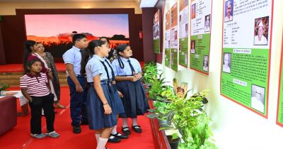 विद्यार्थियों ने देखी स्वतंत्रता संग्राम सेनानियों और &lsquo;वंदे मातरम&rsquo; पर आधारित छायाचित्र प्रदर्शनी&hellip;..
