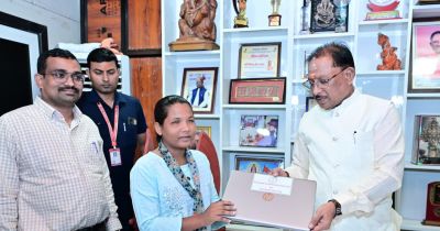 दृष्टिबाधा नहीं बनी बाधा, जयमंती के सपनों को मिली डिजिटल उड़ान, मुख्यमंत्री ने भेंट किया लैपटॉप