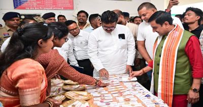 विष्णुभोग की खुशबू और बहनों के हुनर से सजी खास राखी, बिहान समूह की महिलाओं ने केंद्रीय राज्य मंत्री तोखन साहू को भेंट किया विष्णुभोग चावल और धान से बनी राखी&hellip;
