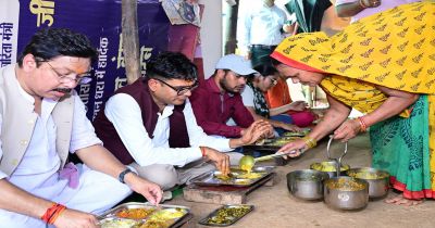 अपनों के बीच जमीन पर बैठकर देसी स्वाद का आनंद, वित्त मंत्री चौधरी ने कहा&mdash;यही हमारी संस्कृति की असली पहचान