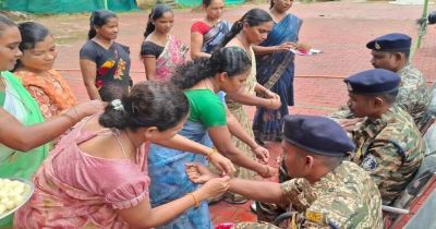 जहां कभी बंदूक थी, वहां बंधा रिश्तों का धागा&hellip;बस्तर में राखी ने बदली 'दुश्मनी' की परिभाषा 25 साल नक्सली संगठन में रहीं मीना ने जवानों की कलाई पर बांधी राखी