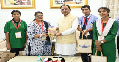 राष्ट्रपति से भेंट कर लौटे प्रतिभावान विद्यार्थियों ने मुख्यमंत्री विष्णु देव साय से की सौजन्य मुलाकात