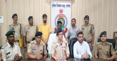 CG – जंगल की लकड़ियों का काला कारोबार! तीन राज्यों तक फैला था सिंडिकेट, 3 आरोपी गिरफ्तार… CG – जंगल की लकड़ियों का काला कारोबार! तीन राज्यों तक फैला था सिंडिकेट, 3 आरोपी गिरफ्तार…