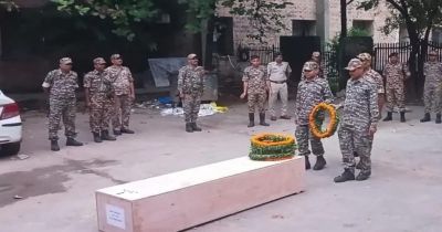 Suicide : सीआरपीएफ कैंप में आरक्षक की पेड़ पर फांसी से लटकी मिली लाश, 15 साल से थे तैनात