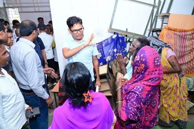 बाढ़ की मुश्किल घड़ी में अपनों के बीच पहुंचे वित्त मंत्री&nbsp; ओ.पी. चौधरी