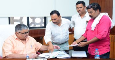 मंत्री अग्रवाल ने विभिन्न क्षेत्रों से पहुंचे नागरिकों की सुनी समस्याएं और सुझाव, अधिकारियों को दिए त्वरित समाधान के निर्देश मंत्री अग्रवाल ने विभिन्न क्षेत्रों से पहुंचे नागरिकों की सुनी समस्याएं और सुझाव, अधिकारियों को दिए त्वरित समाधान के निर्देश
