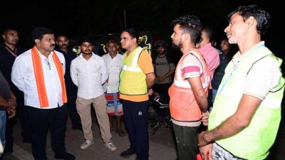 कवर्धा-बेमेतरा मार्ग पर पशुओं को देख उप मुख्यमंत्री विजय शर्मा ने अधिकारियों को लगाई फटकार कवर्धा-बेमेतरा मार्ग पर पशुओं को देख उप मुख्यमंत्री विजय शर्मा ने अधिकारियों को लगाई फटकार