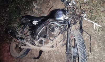 दो बाईकों की आमने सामने हुई भिड़ंत, 3 की मौत दो बाईकों की आमने सामने हुई भिड़ंत, 3 की मौत