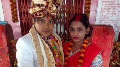 यहाँ दो लड़कियों ने आपस में रचाई शादी, दिलचस्&zwj;प है इनकी प्रेम कहानी, वीडियो हुआ वायरल