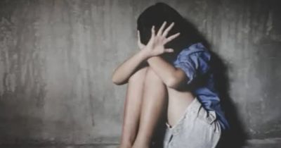 झाड़ियों में लेजाकर चार दिनों तक नाबालिग बेटी से दुष्कर्म करता रहा सौतेला पिता, माँ ने दर्ज कराया केस झाड़ियों में लेजाकर चार दिनों तक नाबालिग बेटी से दुष्कर्म करता रहा सौतेला पिता, माँ ने दर्ज कराया केस