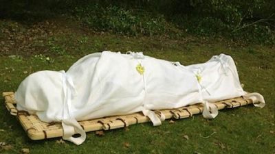 डॉक्टरों ने महिला को घोषित कर दिया मृत, अंतिम संस्कार के लिए ले जाते वक्त हो गई जिंदा, जानिए कैसे हुआ ये चमत्कार…