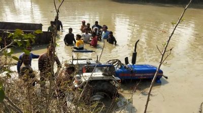 श्रद्धालुओं से भरी ट्रैक्टर ट्राली तालाब में पलटी, 7 बच्चों समेत 20 की मौत