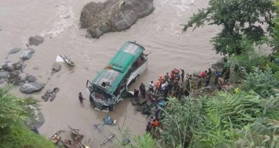 दर्दनाक हादसा: अनियंत्रित होकर त्रिशूली नदी में गिरी बस, 7 लोगों की मौत 
