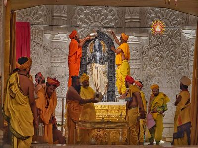 रामनवमी आज, प्रभु श्रीराम का किया गया महा अभिषेक, आप भी करें दिव्य दर्शन, देखें वीडियों…