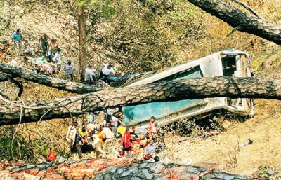 accident: 150 फीट गहरी खाई में गिरी बस, 22 की मौत accident: 150 फीट गहरी खाई में गिरी बस, 22 की मौत