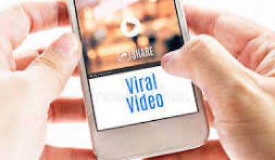 बाइक चलाते रोमांटिक हुआ कपल, करने लगा ये काम, वायरल हुई प्यार की कहानी