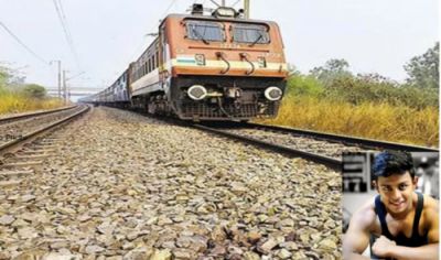 कान में हेडफोन लगाकर पटरी पर बैठा था बीबीए छात्र और गुजर गई ट्रेन, पढ़ें दिल दहला देने वाली खबर