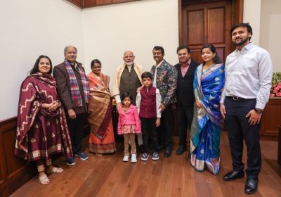 पीएम मोदी से पूरे परिवार के साथ मिले सांसद बृजमोहन अग्रवाल बेटे आदित्य की शादी का दिया न्योता