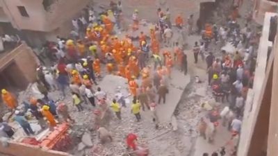 दर्दनाक हादसा: इमारत गिरने से 4 लोगों की मौत, 8-10 लोगों के फंसे होने की आशंका, सर्च ऑपरेशन जारी