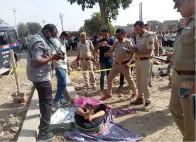 सूटकेस में मिली महिला की लाश, तोड़-मरोड़ कर पैक की गई बॉडी,कुत्ते सड़क पर घसीट रहे थे तब पहुंची पुलिस सूटकेस में मिली महिला की लाश, तोड़-मरोड़ कर पैक की गई बॉडी,कुत्ते सड़क पर घसीट रहे थे तब पहुंची पुलिस