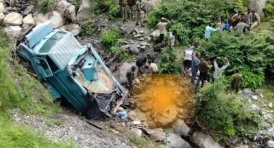 Breaking : 3 जवान शहीद; 200 फीट गहरी खाई में गिरी CRPF की गाड़ी, 10 घायल Breaking : 3 जवान शहीद; 200 फीट गहरी खाई में गिरी CRPF की गाड़ी, 10 घायल