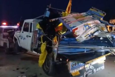 Accident : खाटू श्याम जी के दर्शन कर लौट रहे 11 श्रद्धालुओं की मौत, पिकअप और कंटेनर में जोरदार भिड़ंत Accident : खाटू श्याम जी के दर्शन कर लौट रहे 11 श्रद्धालुओं की मौत, पिकअप और कंटेनर में जोरदार भिड़ंत