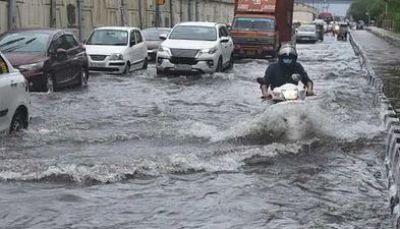 Rain Update: भारी बारिश से डूबी मायानगरी, तालाब में तबदील हुई सड़कें, स्कूल-कॉलेज किए बंद Rain Update: भारी बारिश से डूबी मायानगरी, तालाब में तबदील हुई सड़कें, स्कूल-कॉलेज किए बंद