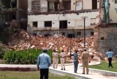 ताश के पत्तों की तरह गिरी इमारत, हादसे में तीन की मौत, मचा हड़कंप ताश के पत्तों की तरह गिरी इमारत, हादसे में तीन की मौत, मचा हड़कंप