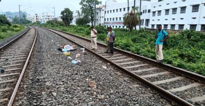 ट्रेन से गिरकर दो सगी बहनों की मौत, दोनों बैंककर्मी थीं