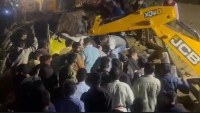 हिमाचल के बिलासपुर में भूस्खलन से निजी बस मलबे में दबी, 15 यात्रियों की मौत...कई घायल