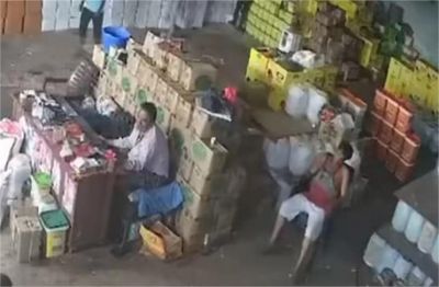 मर गई इंसानियत! दर्द से तड़पता रहा कर्मचारी, मालिक चलाता रहा मोबाइल, चंद मिनटों में तोड़ा दम