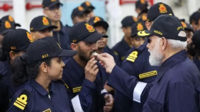 Diwali 2025 : &lsquo;नौसेना के साथ दिवाली मनाना मेरा सौभाग्य&rsquo; : पीएम मोदी