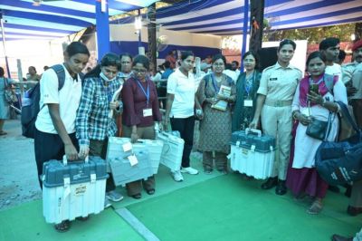 प्रथम चरण के मतदान के लिए सब तैयार, लोकतंत्र के पर्व में बढ़ चला बिहार &mdash; 18 जिलों की 121 सीटों पर जारी है वोटिंग