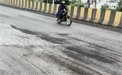 47 करोड़ का फ्लाईओवर बना &lsquo;गड्ढों का ट्रैक&rsquo;, 6 महीने में ही उखड़ा!