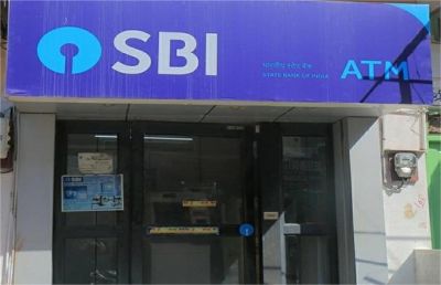 SBI ग्राहकों को बड़ा झटका, अब ATM से पैसा निकालना होगा महंगा और बैलेंस चेक करने पर लगेगी इतनी फीस