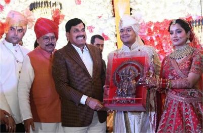ऊर्जा मंत्री प्रद्युम्न तोमर के बेटे की शादी में पहुंचे CM मोहन, वर-वधु को दिया आशीर्वाद, दिग्गजों का जमावड़ा